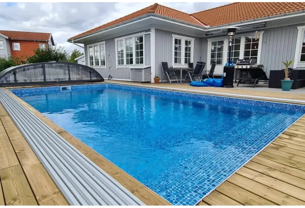 Thermopool Standard Plus – nedgravd i bakken, rektangulært basseng, blå mosaikkfliser, treterrasse