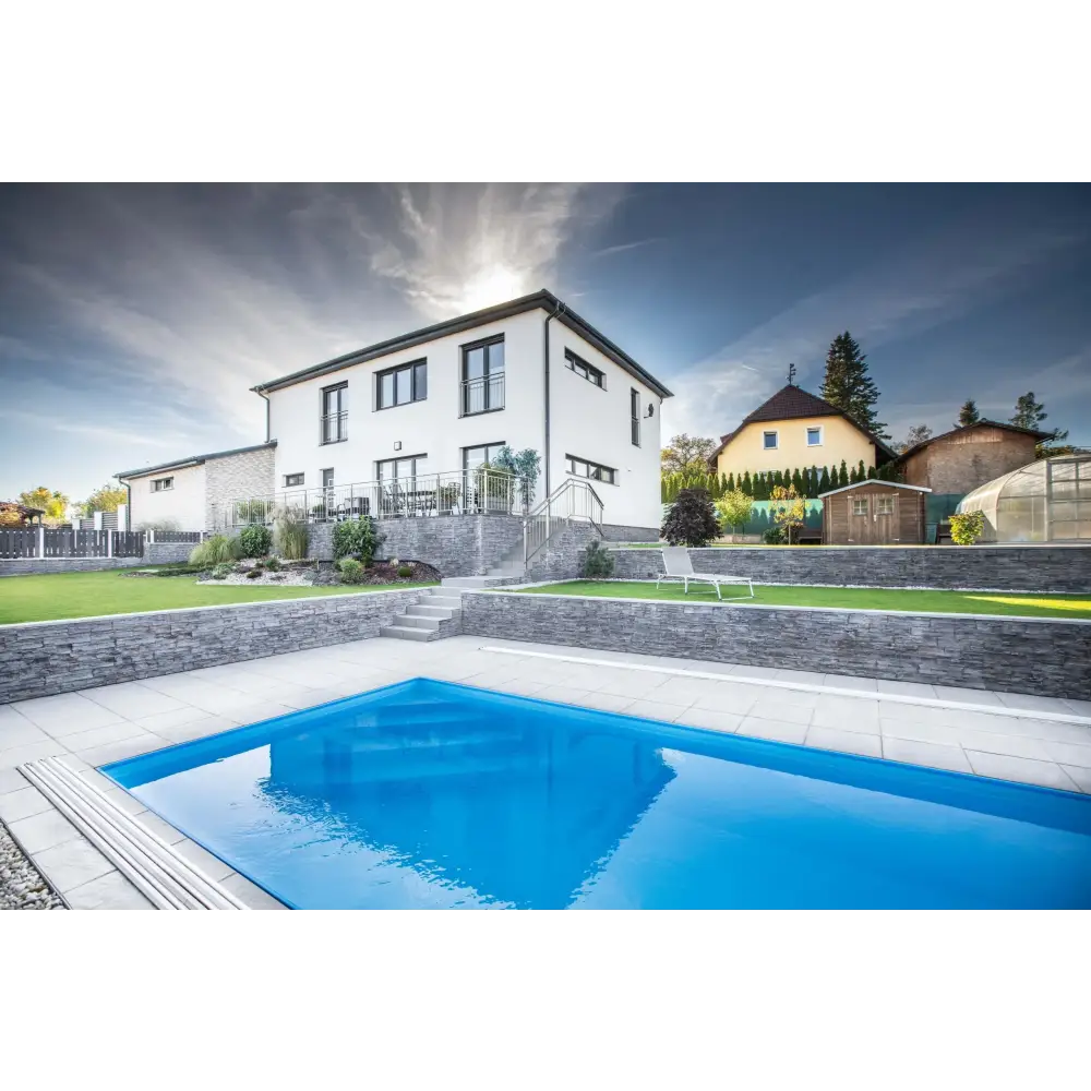 Modern vit tvåvåningshus med mörkgrå sten och stora fönster, ThermoPP Poolpaket QBig 3.5×8