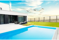ThermoPP Qbig-bassengpakke – moderne hvit toetasjes villa, klart blått vann