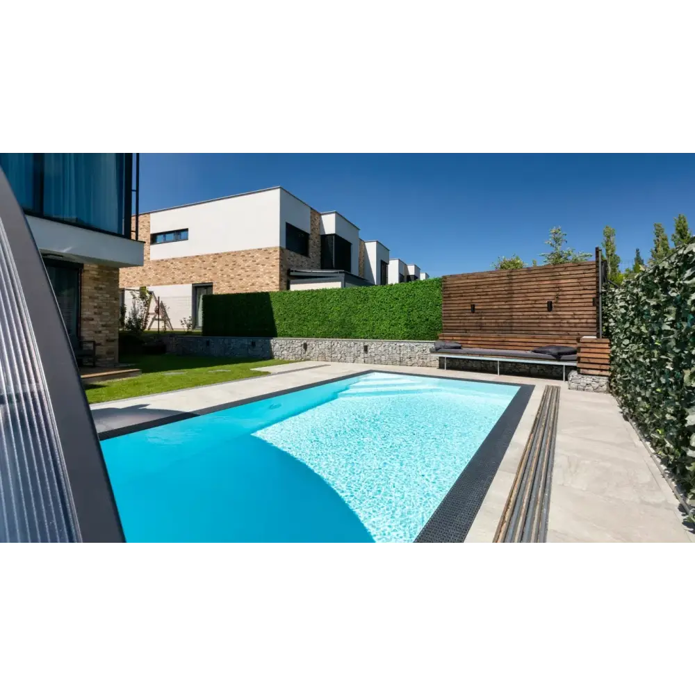 Rektangulär ThermoPP Poolpaket Qbig Overflow 3×5 med klarblått vatten och svarta kakelkanter