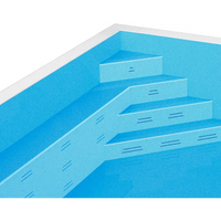Blå pooltrapp med texturerade ljusblå steg och vit kaklad kant i ThermoPP Poolpaket QBig Overflow 3x5