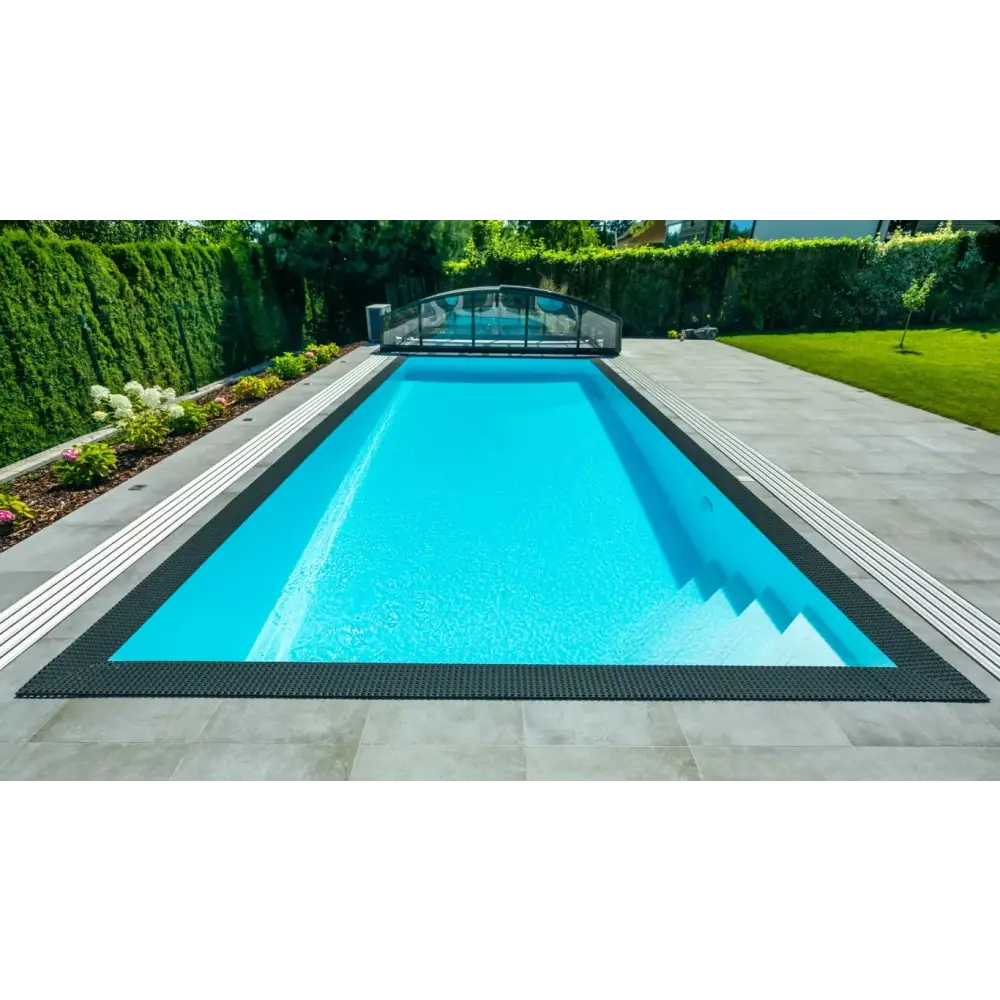 Rektangulär pool med turkost vatten och svart ram i ThermoPP Poolpaket QBig Overflow 3.5×7