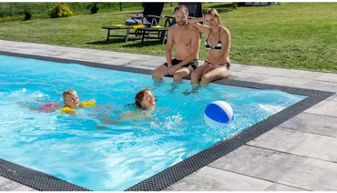 Blå och vit strandboll i turkost vatten i Qbig Overflow poolpaket