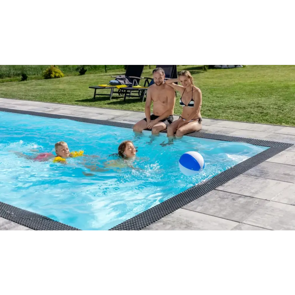 Blå och vit strandboll i pool med ThermoPP Poolpaket Qbig Overflow 3×6