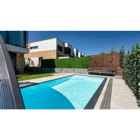 Rektangulär pool med klart blått vatten och svarta kakelkanter i ThermoPP Poolpaket QBig Overflow 3x7