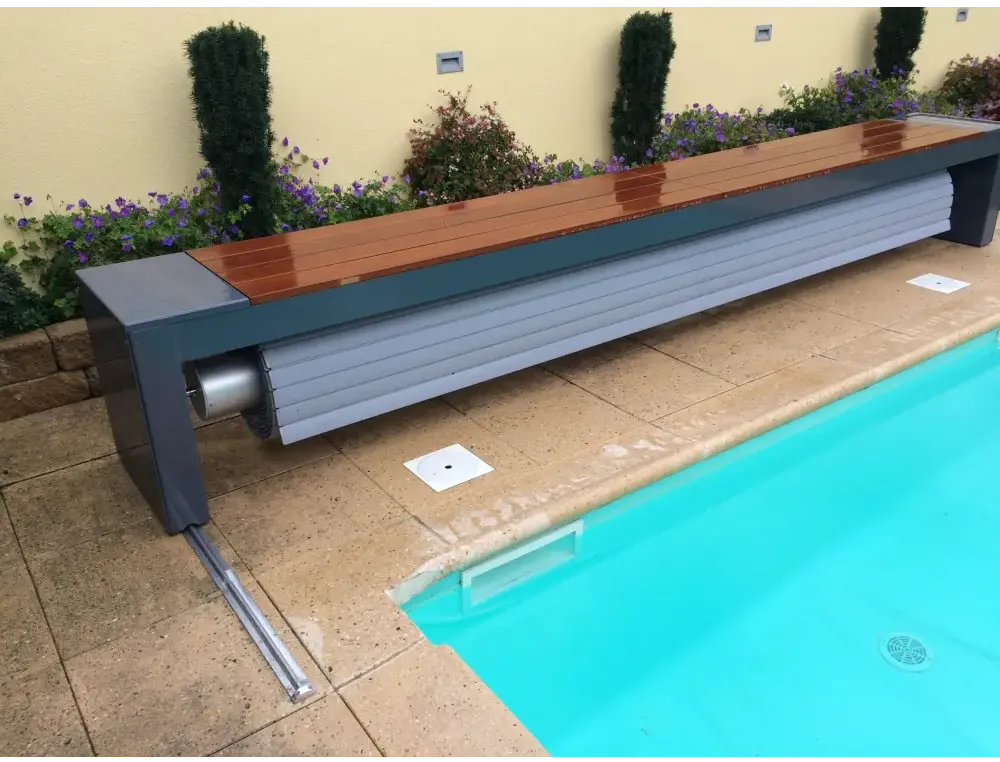 Modern Topmoov Ovanmark 3m bredd poolbänk med träskiva och skuggslats
